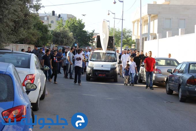 للعام الثاني على التوالي: اهالي جلجولية يؤدون صلاة العيد موحدة في الملعب 